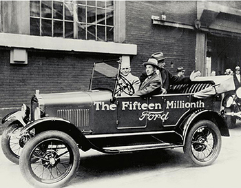 Ford Model T mit Edsel Ford am Lenkrad und seinem Vater Henry Ford als Beifahrer im allerletzten gebauten Ford Model T  Foto: Ford