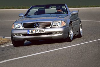 Der 1998 eingeführte SL 73 AMG mit 385 kW/525 PS freisetzendem 7,3-Liter-V12 stand nicht in den regulären Mercedes-Preislisten, sondern war ein AMG-Manufakturprodukt in Kleinserie  Foto: Daimler AG