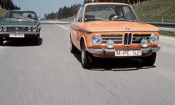 Gegen den 88 kW/120 PS starken BMW 2002 ti war Opels Manta A längsdynamisch chancenlos  Foto: BMW