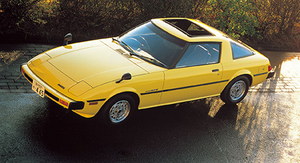 Dem keilförmigen Klappscheinwerfer-Sportwagen RX-7 gelang vor 40 Jahren scheinbar unmögliches