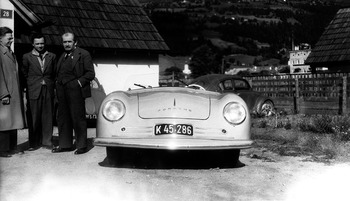 Ferry Porsche (Mitte), sein Vater Ferdinand Porsche (rechts) und Erwin Komenda (links) 1948 vor dem 356 Nr. 1 in Gmünd