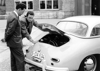 Ferry Porsche (links) mit Sohn Ferdinand Alexander