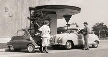 Mit Isetta und 502 reichte das BMW-Portfolio in den 50er-Jahren vom Kleinstwagen bis zur Luxuslimousine  Foto: BMW
