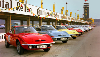 Opel mit dem aufregenden Klappscheinwerfer-Keil GT zu einem beispiellosen Image-Höhenflug, hier 1968 bei der Pressevorstellung am Hockenheimring