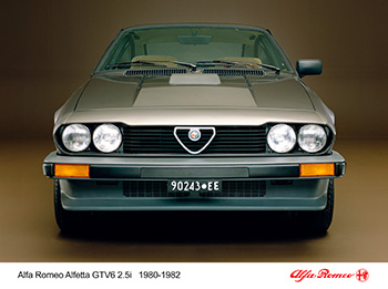 Vor 40 Jahren gelang dem Alfa Romeo GTV 6 mit 118 kW/160 PS leistendem V6 ein furioser Neustart im Wettbewerbsumfeld von Porsche 924/944, Nissan 280 ZX, Ford Capri 2.8 Injection oder Opel Monza  Foto: FCA_Alfa Romeo
