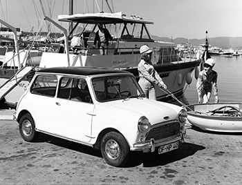  Im September 1961 feierte der erste Mini Cooper Premiere, mit 1,0-Liter-Motor und 40 kW/55 PS, dies als Austin Seven Cooper und als Morris Mini Cooper  Foto: BMW Group Archiv