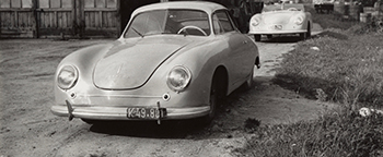 Porsche 356 Coupé auf dem Porsche-Werksgelände in Gmünd, Österreich 1948  Foto: Porsche