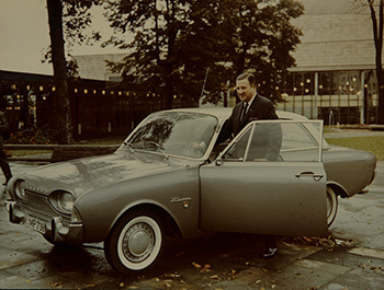 Henry Ford nimmt Platz in einem Ford 17M  Foto: Ford