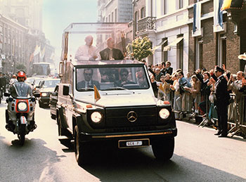 Das "Papamobil" mit Papst Johannes Paul II.  Foto: Daimler
