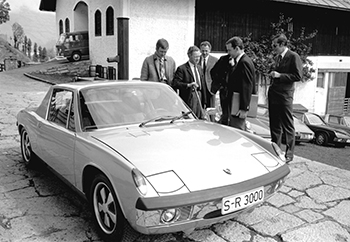Als Geschenk zu seinem 60. Geburtstag erhält Ferry Porsche einen von zwei gebauten Porsche 914/8 mit 300 PS starkem Achtzylinder-Rennmotor  Foto: Porsche