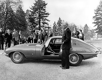  Auf dem Genfer Salon debütiert im März 1961 der Jaguar E-Type  Foto: Jaguar