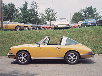 Im Herbst 1968 wird die Glas-Heckscheibe für den Targa Standard  Foto: Porsche