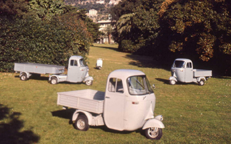 Sie sind die Mini-Laster für die italienischen Momente im Leben. Piaggios pittoreske Ape-Pritschenwagen liefern seit 1948 Pizza und Pakete, hier die Modellpalette der 1960er  Foto: Piaggio