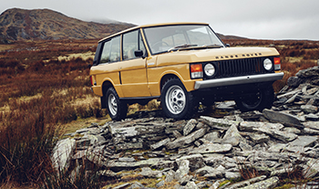 Stark wie das V8-Kraftwerk unter der kantigen Haube war auch das Karosseriedesign des Range Rover  Foto: Land Rover
