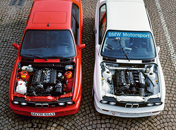 1986: Im November rollt der M3 zu den deutschen Händlern. Im Bild die Straßen- und die Rennversion (rechts)  Foto: BMW