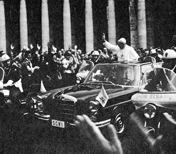 Auch der Papst fuhr Mercedes S-Klasse - in der Landaulet-Variante  Foto: Daimler